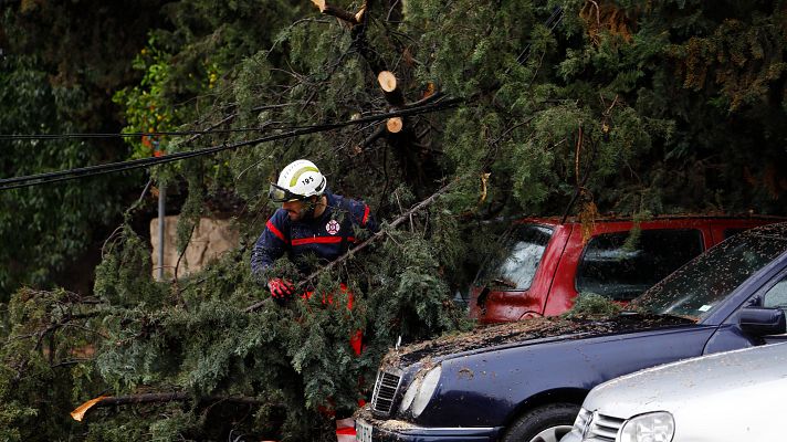 Telediario Fin de Semana - El temporal de nieve y viento causa estragos en algunas carreteras