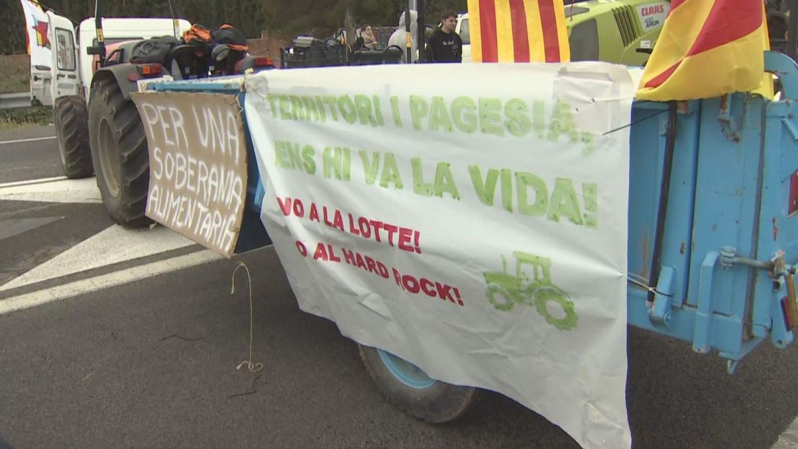 Ecologistes i pagesos tallen l'AP-7 per rebutjar els macroprojectes urbanístics - L'Informatiu | Veure