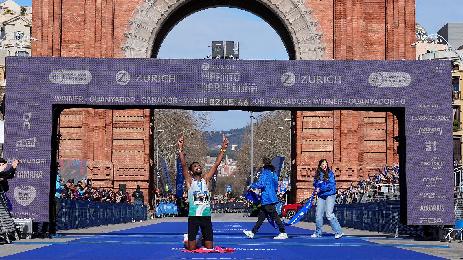 Tadesse recordó así a Kiptum al ganar la Maratón de Barcelona | Ver
