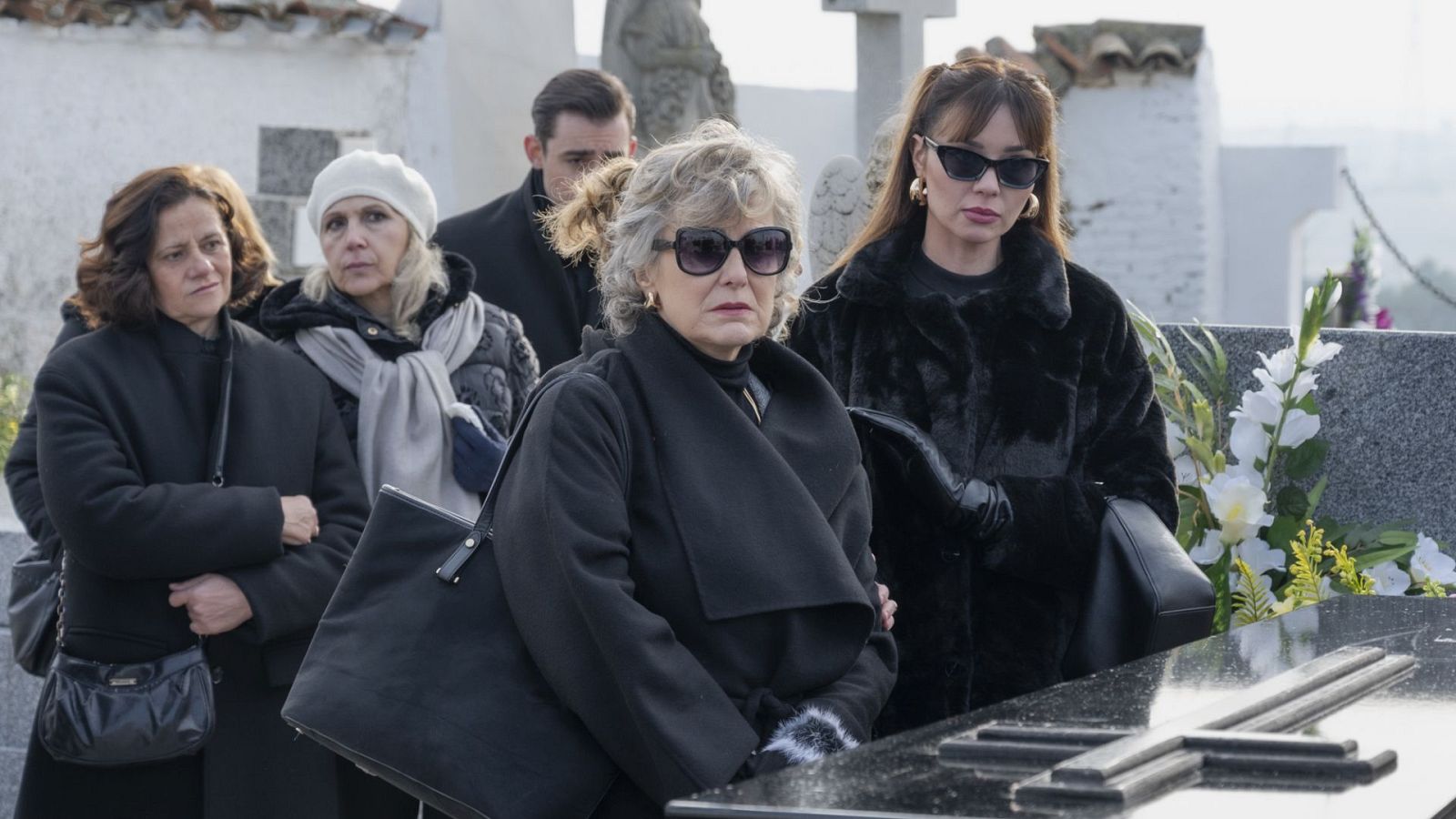 4 estrellas - Temporada 2 - Episodio 165: El entierro - Ver ahora