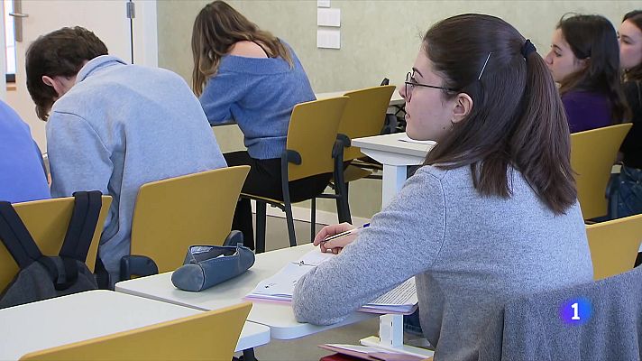 L'Informatiu - Internet, la gran distracció a les aules: docents impulsen iniciatives per intentar revertir la situació