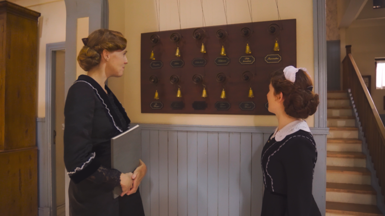 La Promesa: María Castro y Sara Molina nos enseñan los decorados - La promesa | Ver