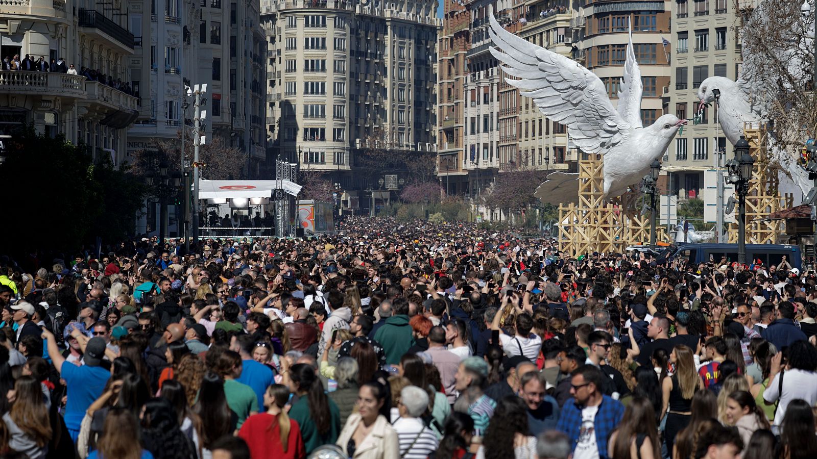 Valencia en Fallas: unos disfrutan y otros huyen de la ciudad | Ver