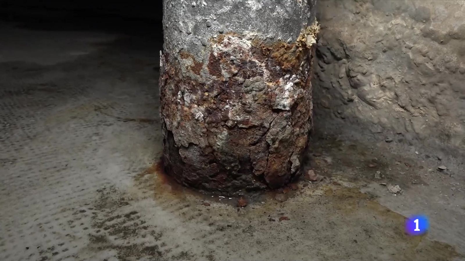 Excés d'aigua freàtica en un pàrquing de Sants-Montjuïc de Barcelona - L'Informatiu | Veure