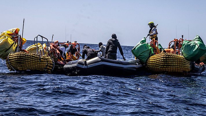 Telediario 2 - Italia envía a 1.450 kilómetros un barco de rescate con supervivientes de un naufragio con 60 muertos