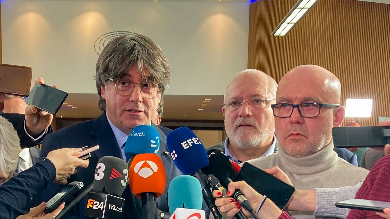 Puigdemont está dispuesto a regresar tras el 12M aunque sea detenido, según su abogado - La hora de La 1 | Ver
