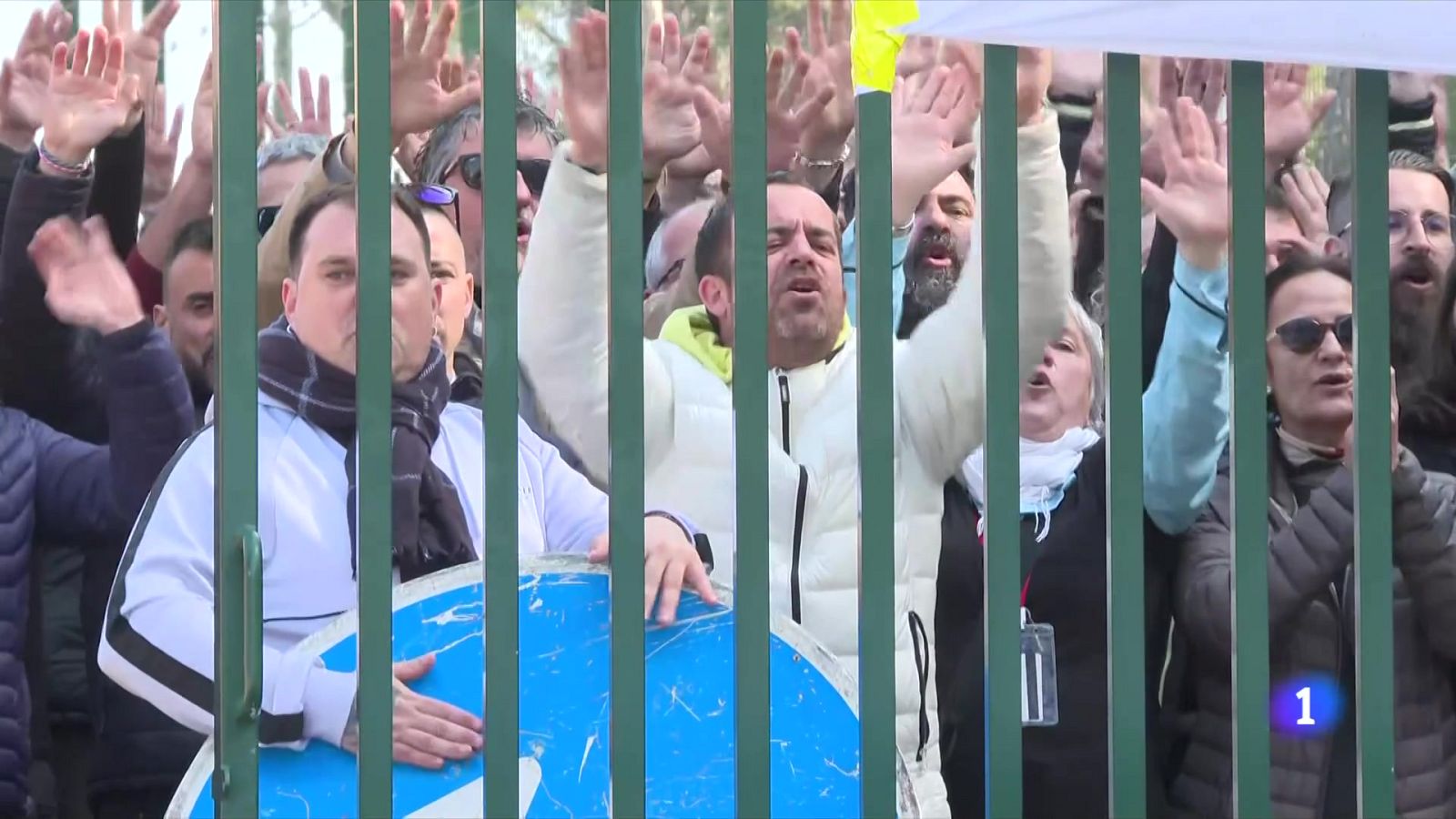 Protestes a les portes de les 14 presons catalanes: els treballadors reclamen garanties de seguretat - L'Informatiu | Veure