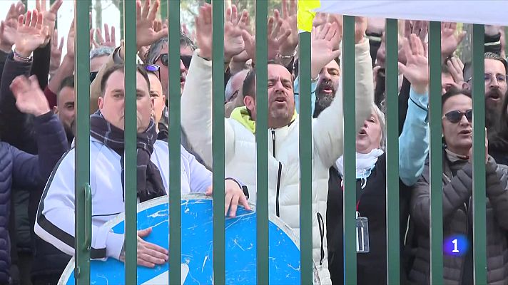 L'Informatiu - Protestes a les portes de les 14 presons catalanes: els treballadors reclamen garanties de seguretat