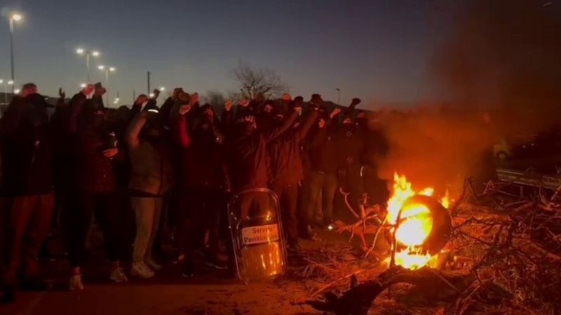 Funcionarios de prisiones mantienen el bloque en tres cárceles de Cataluña