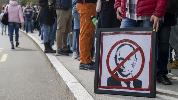 Telediario Fin de Semana - La disidencia rusa en Estonia califica de "farsa" las elecciones: "Putin es un criminal"