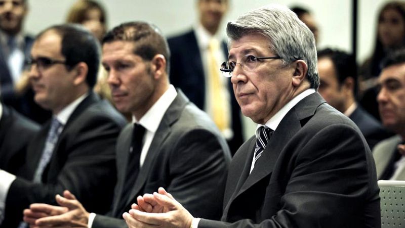 El presidente del Atlético de Madrid, Enrique Cerezo, ha mostrado  su habitual ironía para referirse al entrenador del Real Madrid, José  Mourinho, que dijo no conocer a Germán 'Mono' Burgos tras el  encontronazo que protagonizaron durante el derbi m