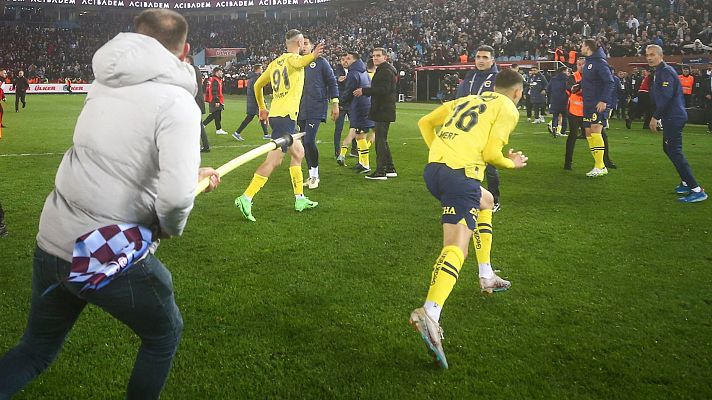Telediario 1 - Los ultras del Trabzonspor agreden a los jugadores del Fenerbahçe
