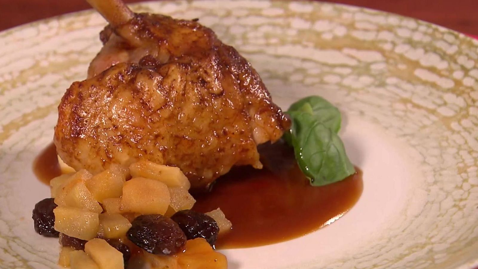 Receta de jamoncitos asados al pimentón con manzana asada y pasas - Saber vivir | Ver