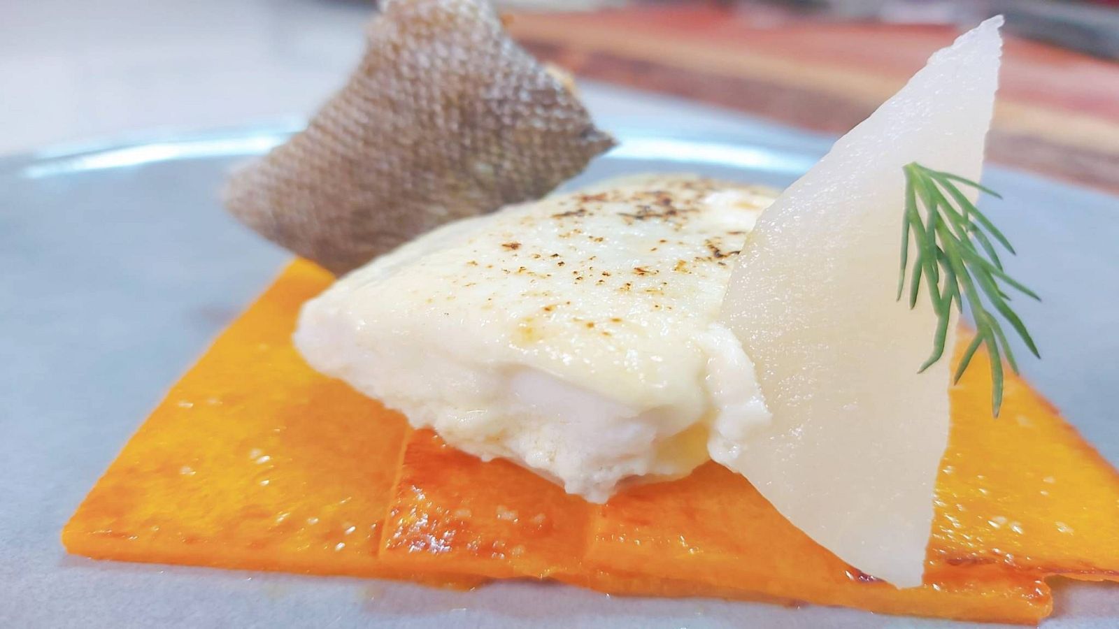 Receta de bacalao con lactonesa de pera del chef Sergio Fernández - Saber vivir | Ver