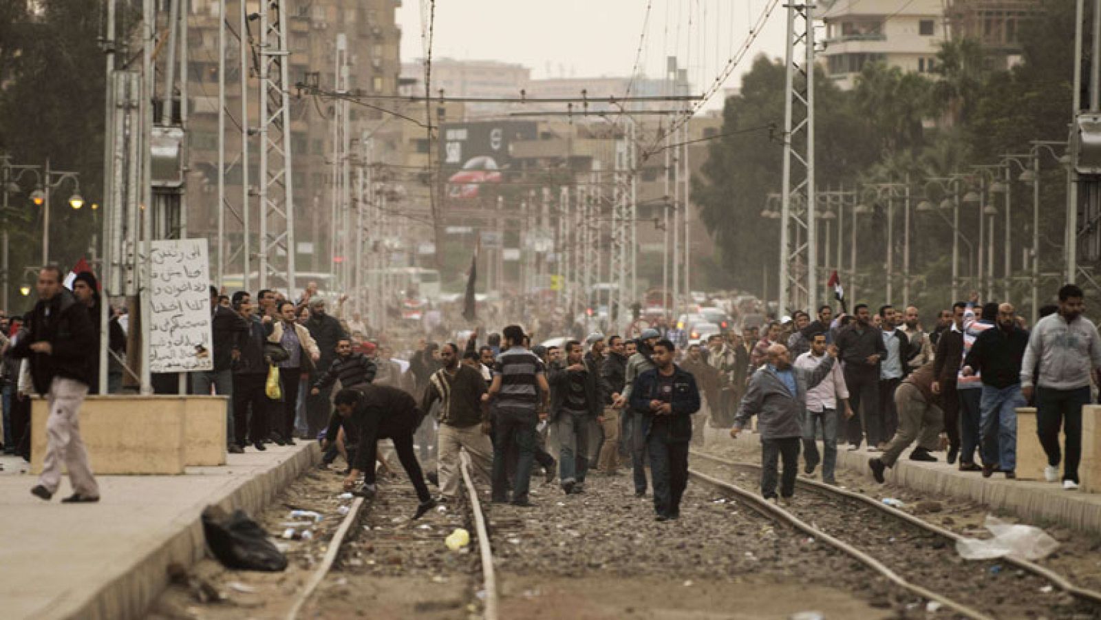 Partidarios de los Hermanos Musulmanes desmantelan la acampada de los manifestantes ante el palacio presidencial