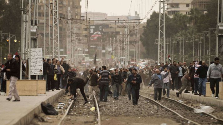 La tarde en 24h - Partidarios de los Hermanos Musulmanes desmantelan la acampada de los manifestantes ante el palacio presidencial