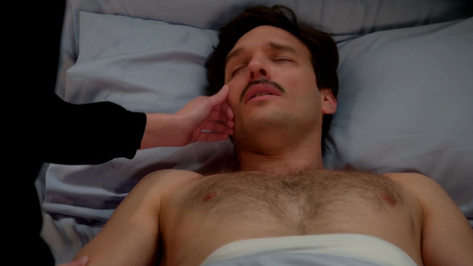 La Moderna: Íñigo Peñalver despierta en el hospital - Salón de té La Moderna | Ver