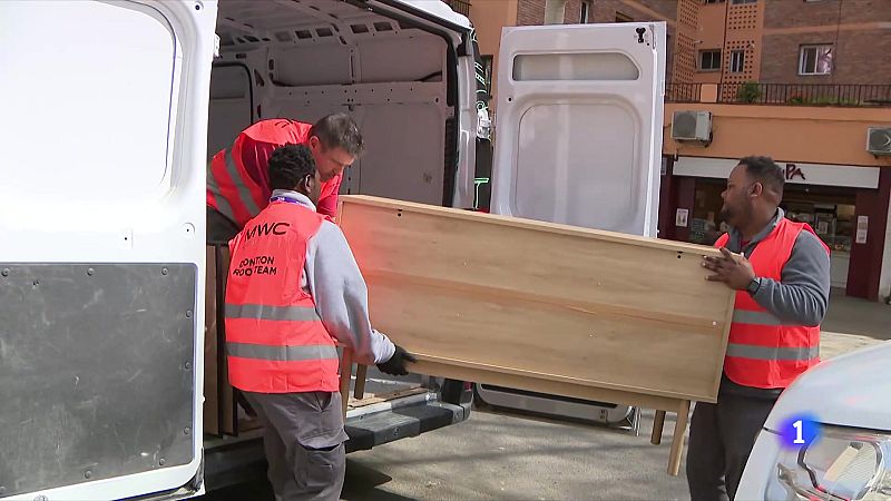 El MWC recicla 5 tones de material per repartir a entitats socials - L'Informatiu | Veure