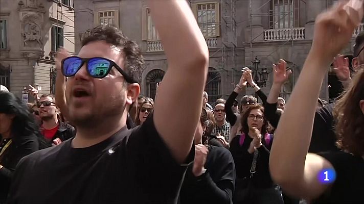L'Informatiu - Els treballadors de presons es manifesten a la plaça Sant Jaume de Barcelona