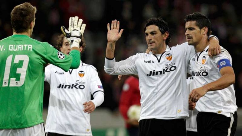 Jonas, de penalti, dio la victoria a los valencianos (0-1). El Bayern de Munich finaliza primero del grupo F tras golear al BATE (4-1).