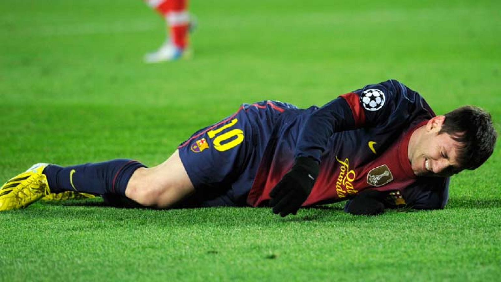 El FC Barcelona se atasca ante el Benfica (0-0) en Champions. Lionel Messi, que salió en la segunda parte, fue retirado en camilla, pero solo sufre una contusión su rodilla izquierda.