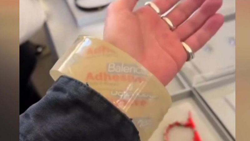 Polémica por una pulsera de Balenciaga inspirada en un rollo de celofán | Ver