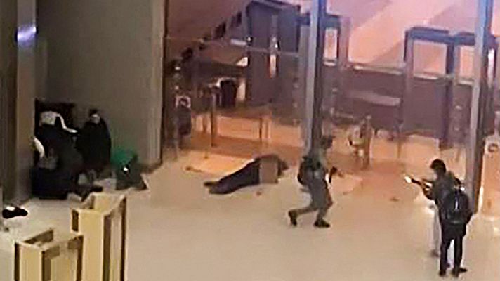Telediario Fin de Semana - Cuatro terroristas asaltan metralleta en mano la sala Crocus City Hall cerca de Moscú y dejan al menos 133 muertos