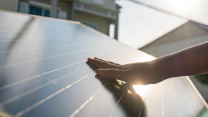 Telediario Fin de Semana - Benarrabá, un pueblo autosuficiente gracias a la energía solar
