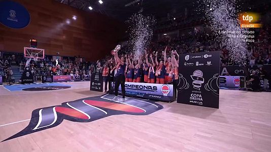 Raquel Carrera levanta la Copa de la Reina ganada por Valencia Basket tras su grave lesin