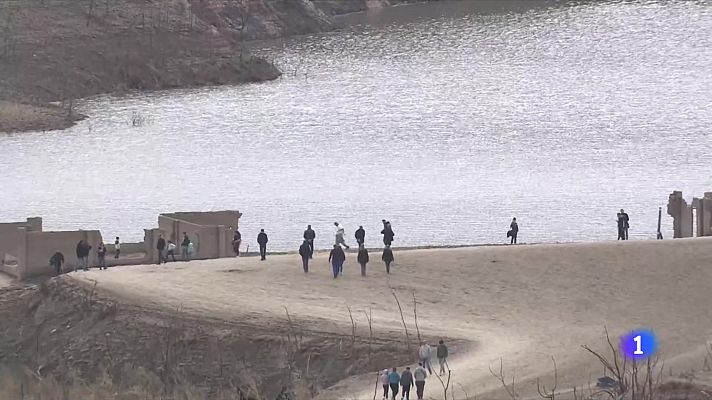 L'Informatiu - La sequera impulsa el turisme: el pantà de Sau registra un augment d'afluència