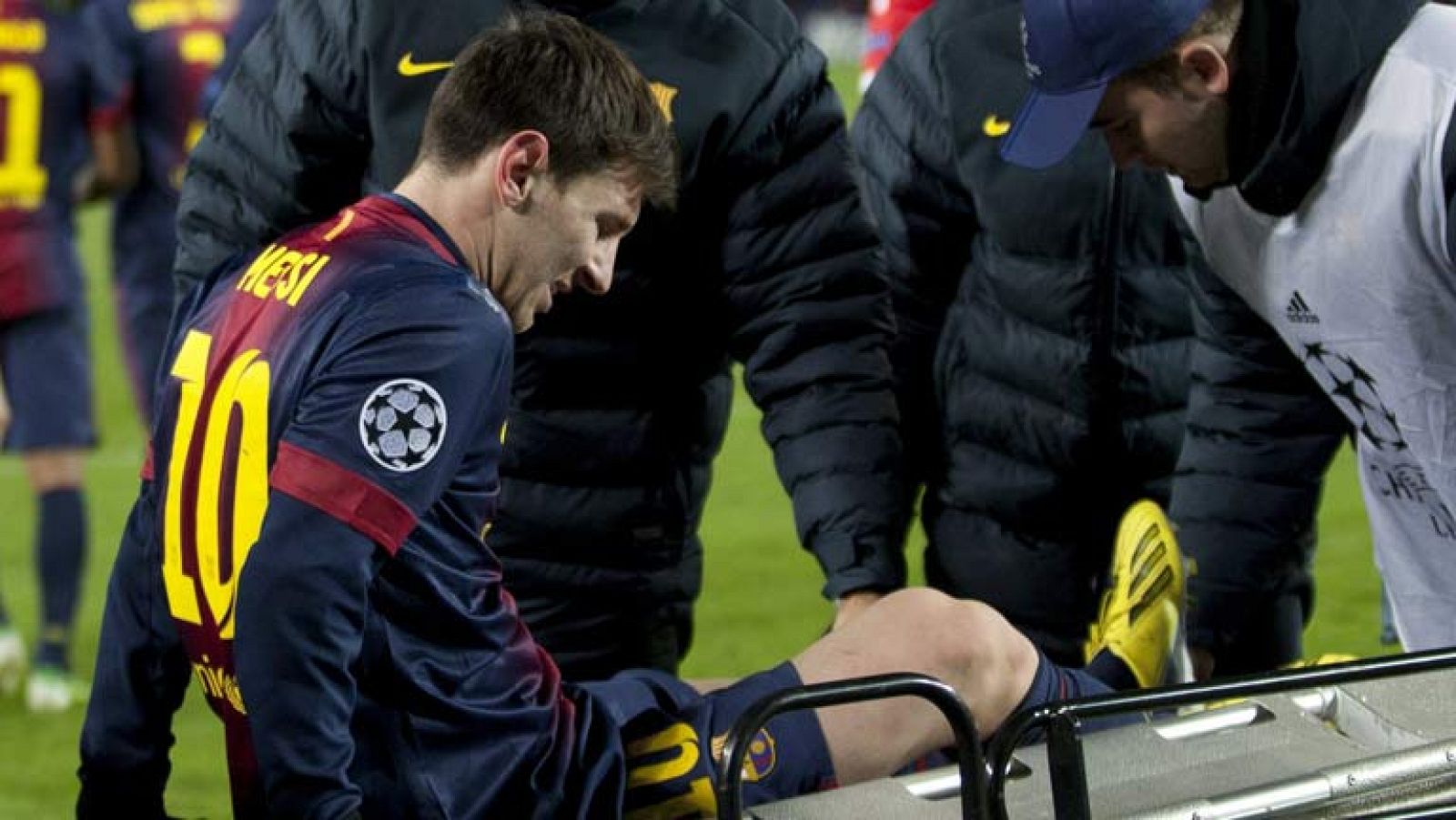 Messi dejó en vilo al Camp Nou en el partido de Champions ante el Benfica cuando fue evacuado del césped en camilla con gestos de dolor tras un choque con el portero luso. Afortunadamente todo quedó en un susto: una simple contusión en su rodilla izq