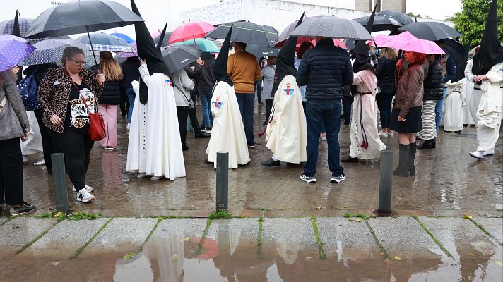 Telediario 1 - La lluvia obliga a suspender las primeras procesiones de la Semana Santa