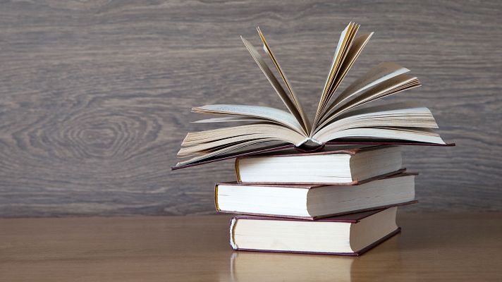 Telediario 2 - Mariana Enríquez presenta doce relatos inéditos de fantasmas en su nuevo libro: 'Un lugar soleado para gente sombría'