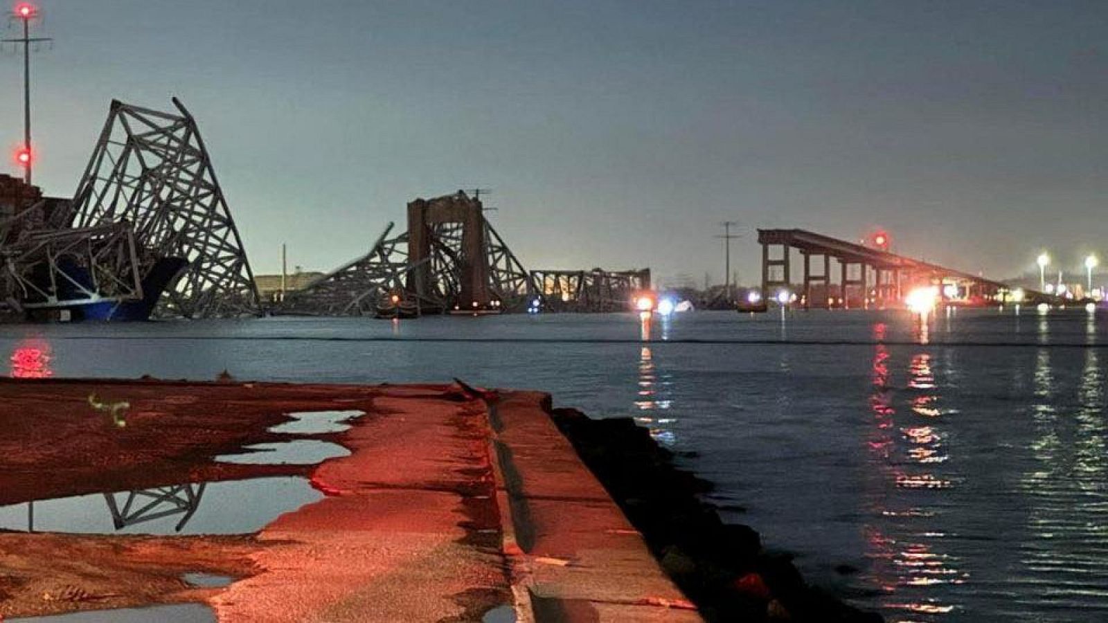 Un barco choca contra un puente en Baltimore y lo derriba parcialmente - La hora de La 1 | Ver