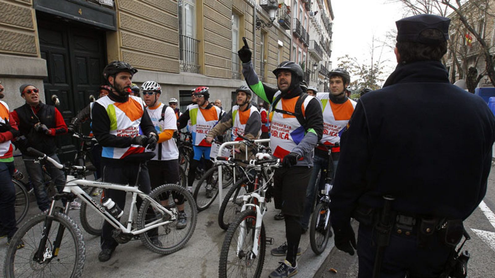 Un Día de la Constitución de curiosos, protestas y manifestantes