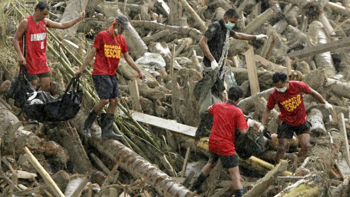 La 2 Noticias - Se eleva a más de 400 el número de muertos por el tifón 'Bopha'