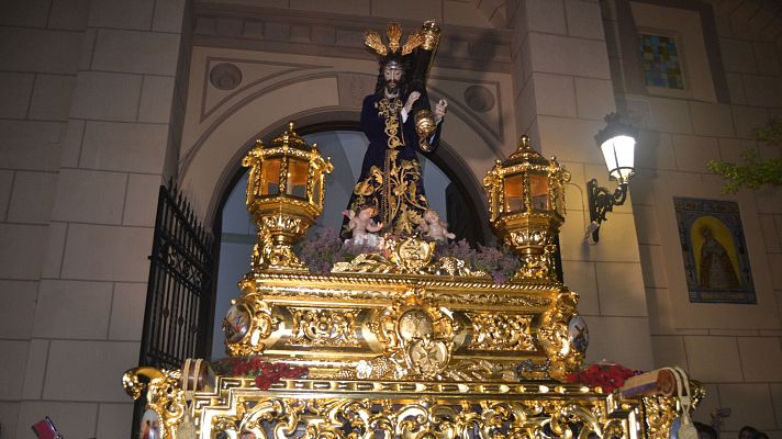 Telediario 1 - La lluvia impide que las mujeres pacenses se visten de nazarenas por primera vez en 251 años