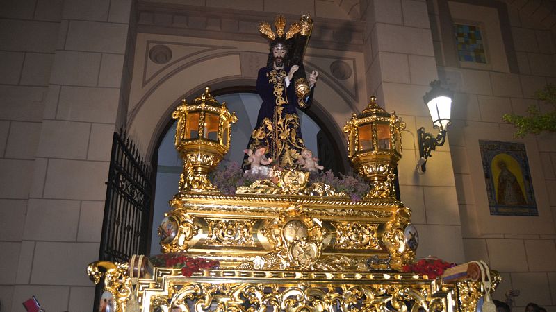 La lluvia impide que las mujeres pacenses se visten de nazarenas | Ver