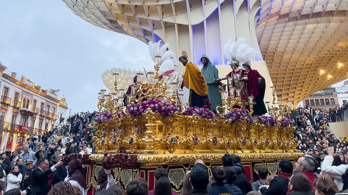 Telediario 2 - Pasión por la Semana Santa de Sevilla: un cofrade viaja cada año desde Brasil para ir a la procesión