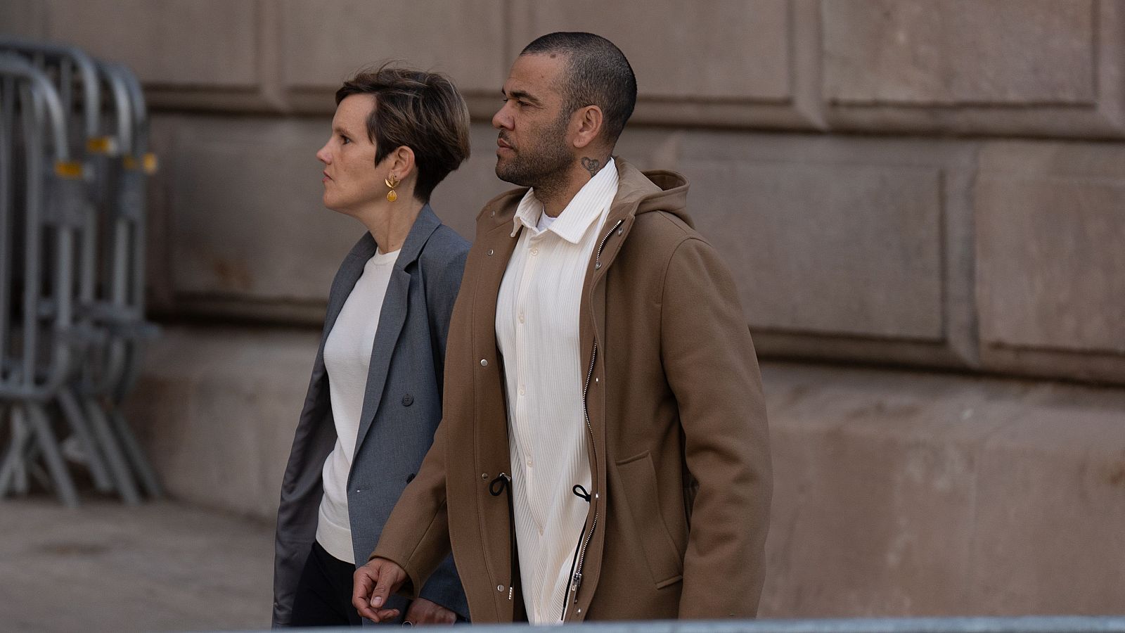 Alves llega a la Audiencia de Barcelona para cumplir con las medidas cautelares - Informativo 24h | Ver