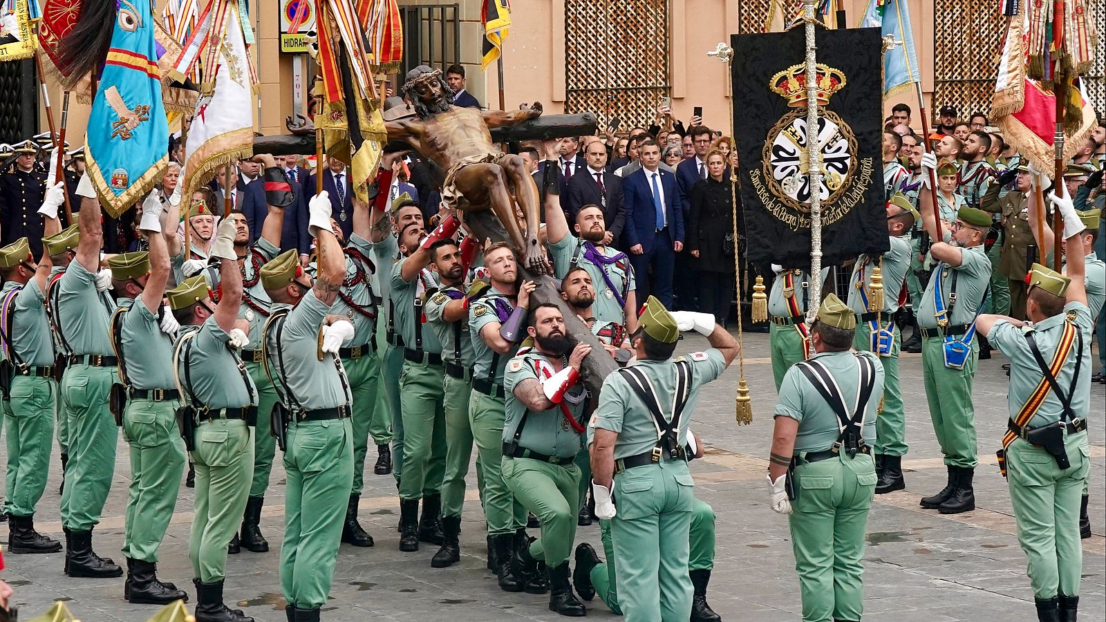 La Legión desfila en Málaga y traslada al Cristo de la Buena Muerte - Informativo 24h | Ver