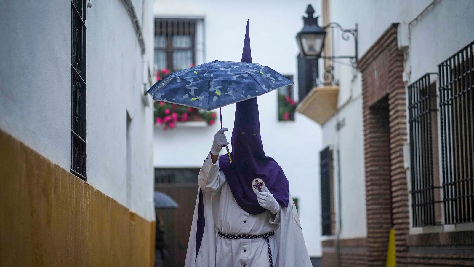 El temporal, protagonista de una Semana Santa pasa por agua | Ver