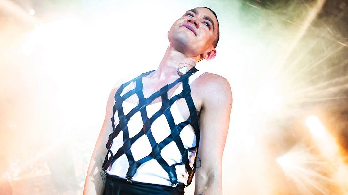 Eurovisión - Olly Alexander (Reino Unido) canta "Dizzy"