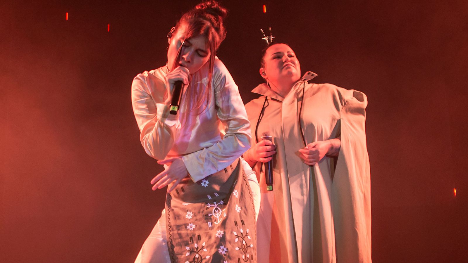 PrepartyES 2024: alyona alyona & Jerry Heil cantan "Teresa & Maria" | Ver