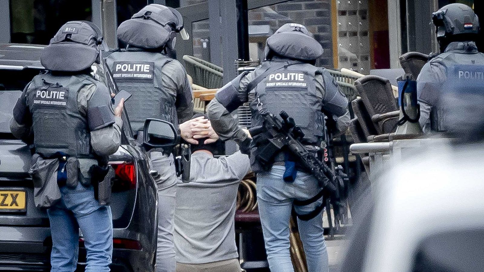 Liberan a cuatro rehenes secuestrados en un pub de Países Bajos | Ver