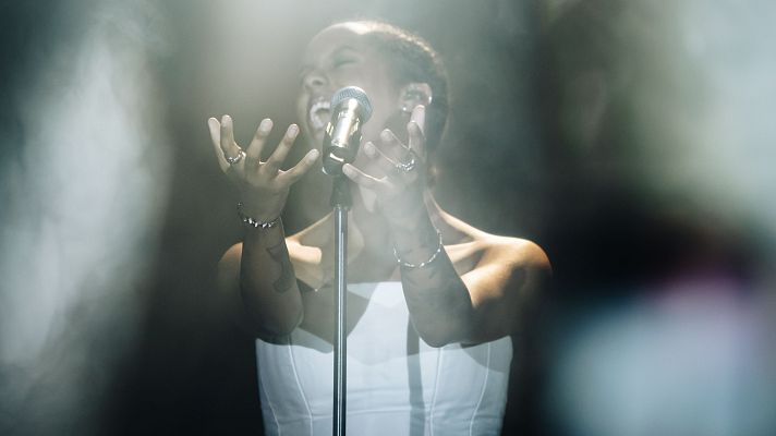 Eurovisión - Saba (Dinamarca) canta "Sand"