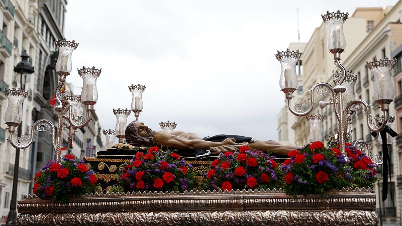La lluvia cancela procesiones y da una tregua a algunos pasos este Sábado Santo | Ver