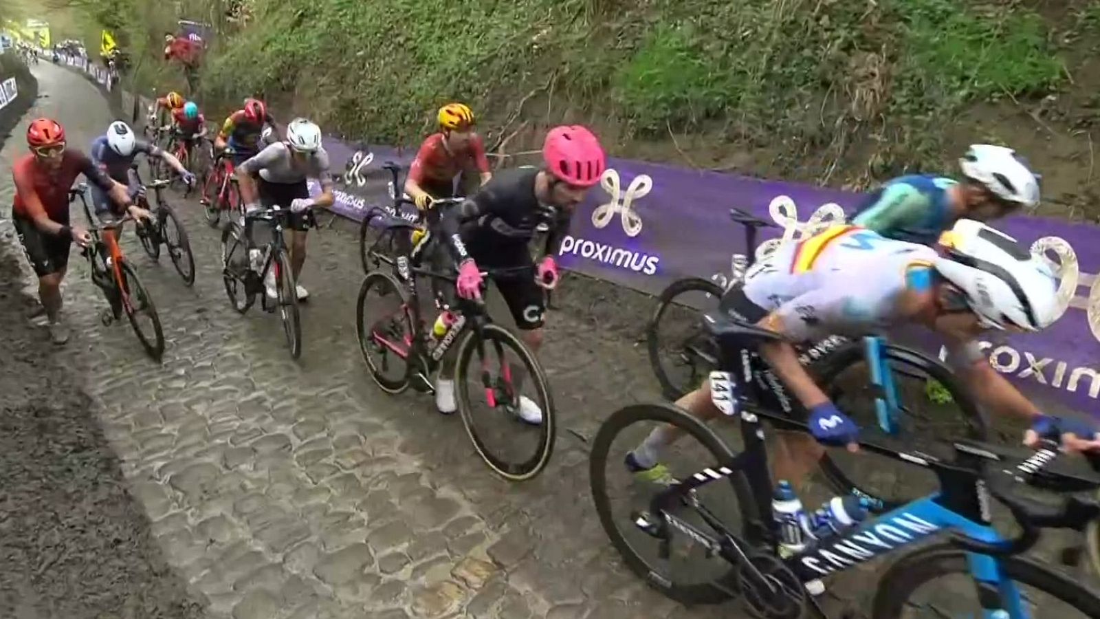 Tour de Flandes 2024: Koppenberg y los ciclistas echando pie a tierra - Ciclismo | Ver