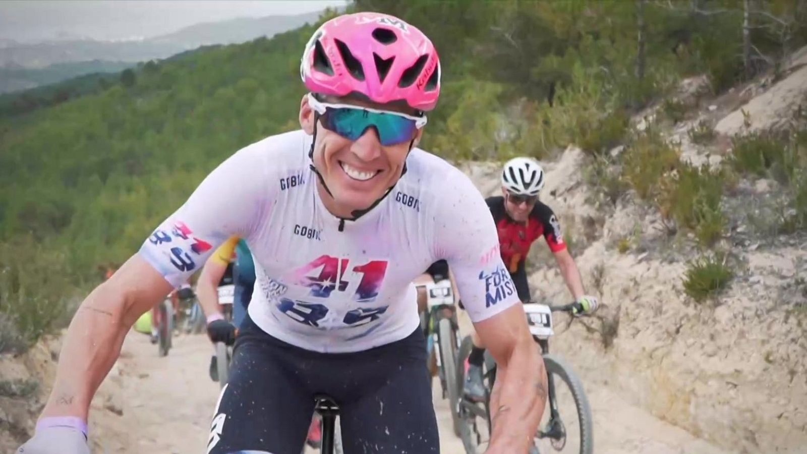 Jorge Martín y Aleix Espargaró se cambian al ciclismo en Ibiza | Ver