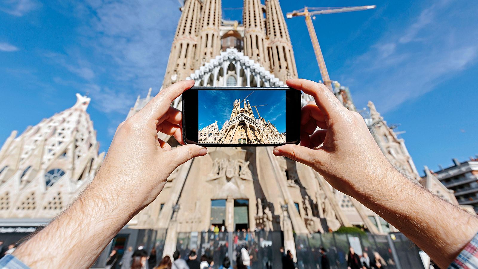 La Sagrada Familia, objetivo del 'turismo viral' | Ver